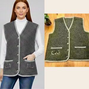 Vintage oversized grandma gray buttons down v- neck wool  vest.